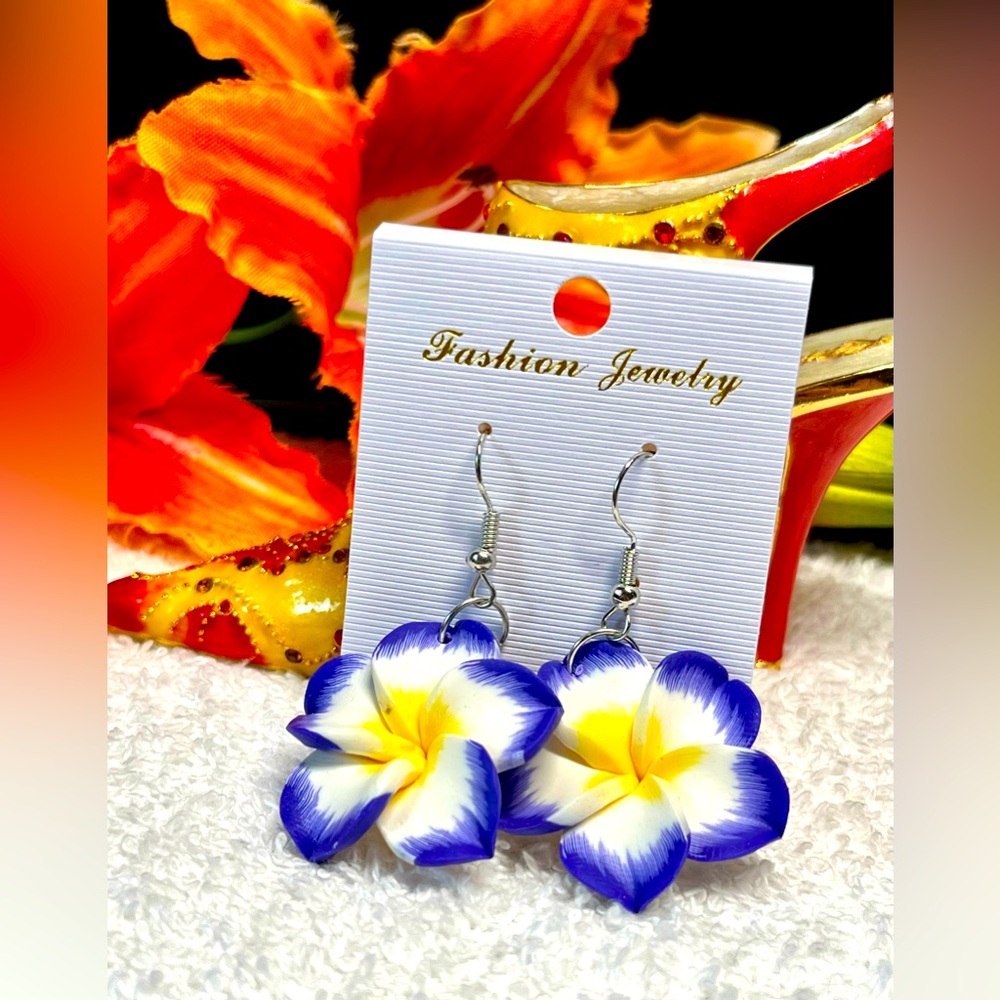 2/25 🌺 Hawaiian plumeria polymer clay EARRING- NEW-nickel free
